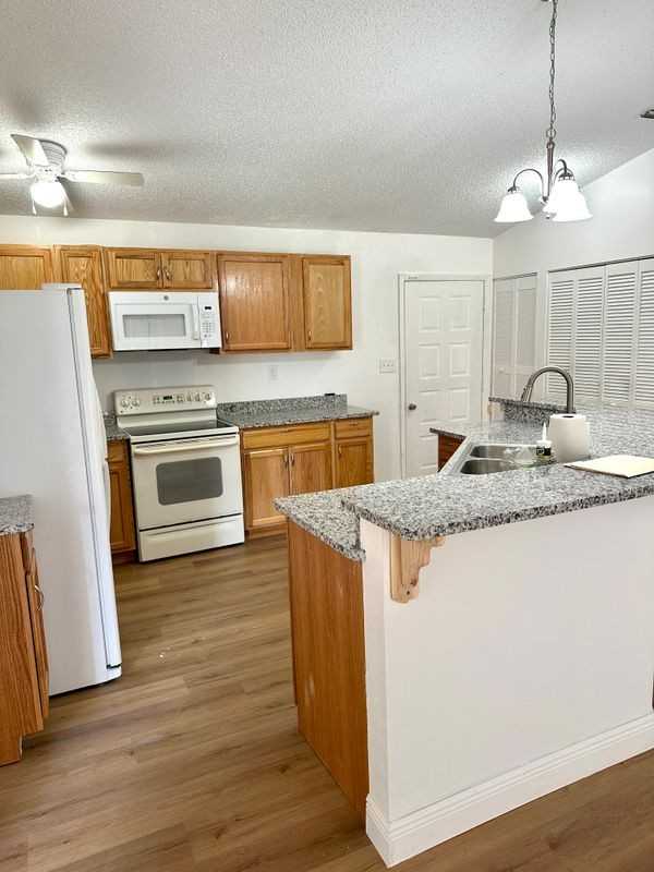 1184 Sapphire St Se - Photo 3 of 12