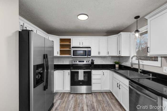 952 Woodside Dr - Photo 7 of 19