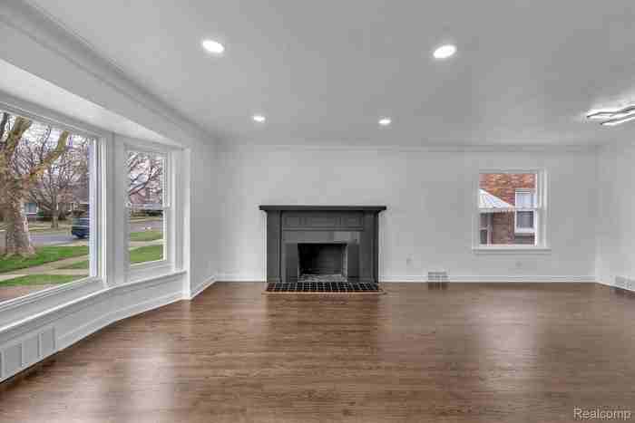 8285 Cheyenne St - Photo 3 of 33