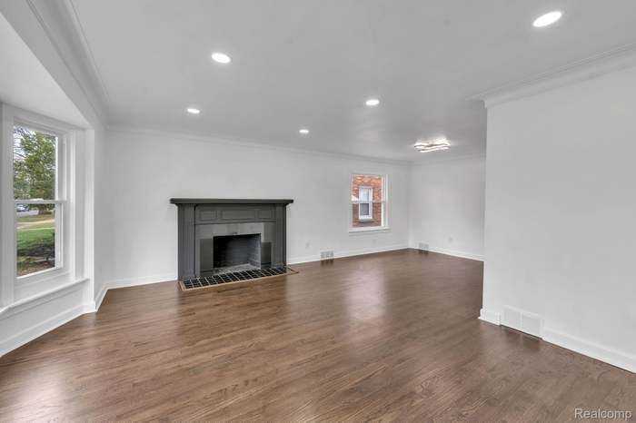 8285 Cheyenne St - Photo 4 of 33