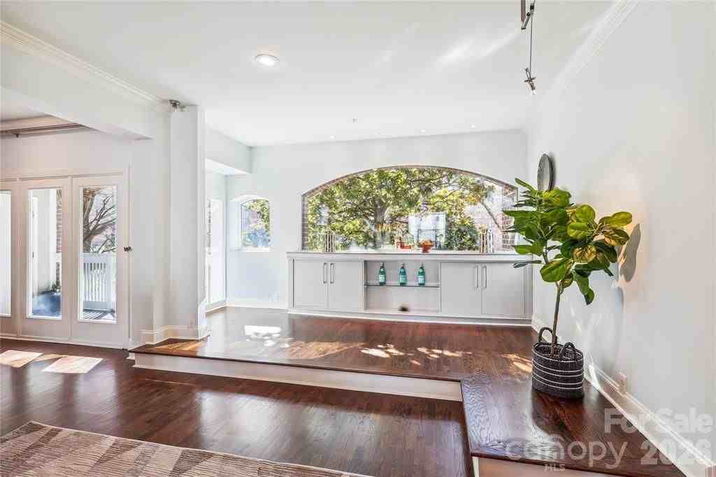 337 W 7th St - Photo 3 of 31