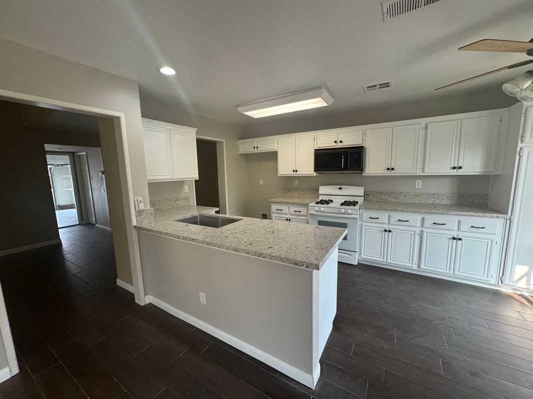 10533 Oakdale Dr - Photo 3 of 3