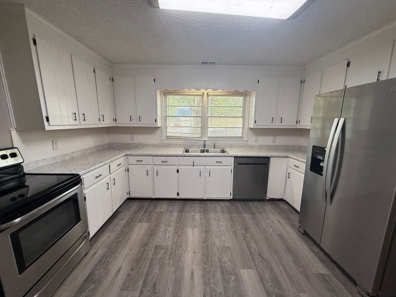 216 Meade St - Photo 4 of 12