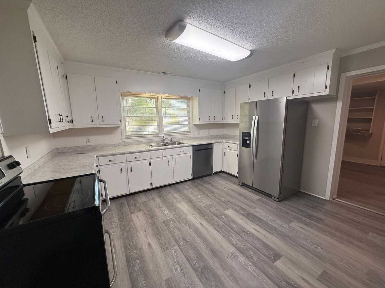 216 Meade St - Photo 5 of 12