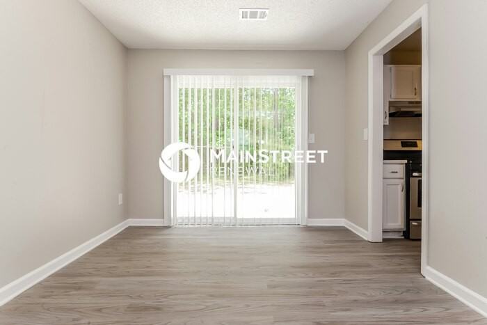5683 Pine Gate Dr - Photo 3 of 17