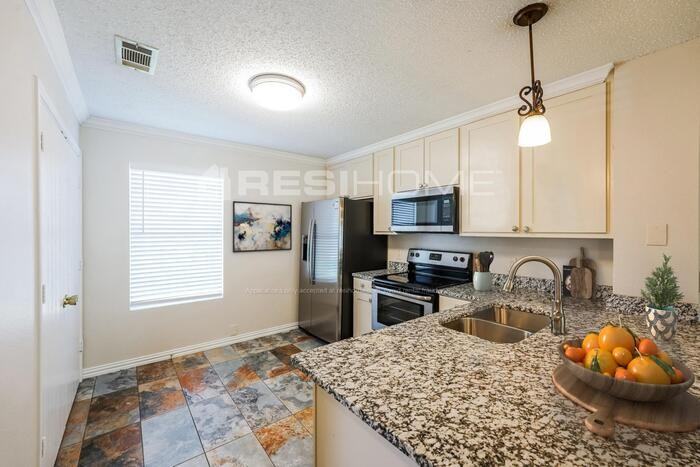 9720 Brierwyck Dr - Photo 3 of 16