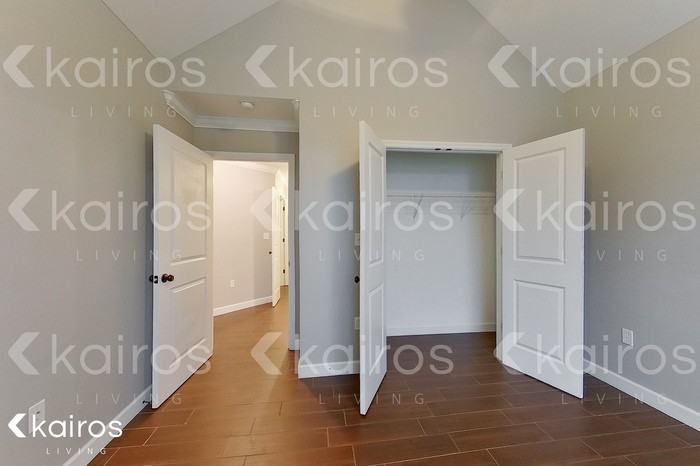 240 Camelot Way - Photo 6 of 18