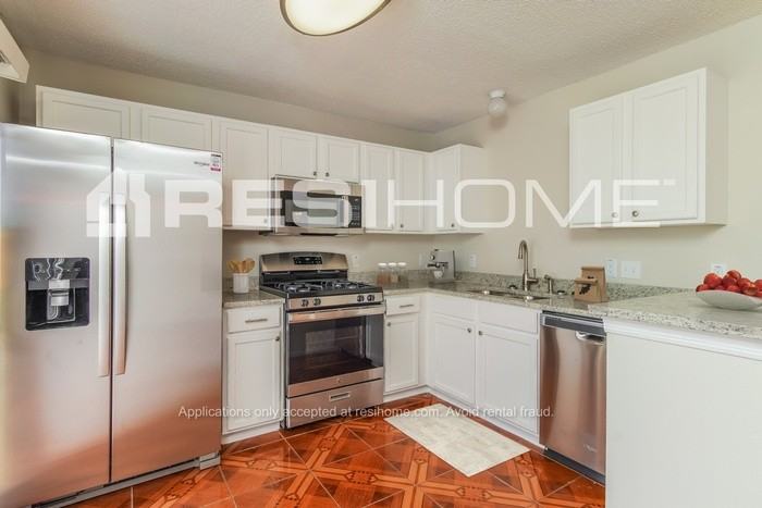 3354 Huntwicke Blvd - Photo 3 of 17