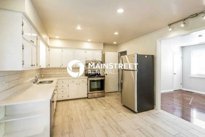 3804 Scotwood Dr - Photo 4 of 17