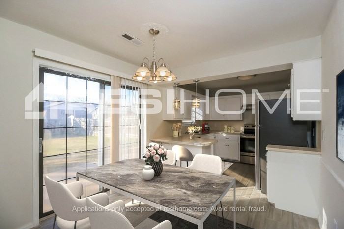 609 S Avery St - Photo 3 of 17