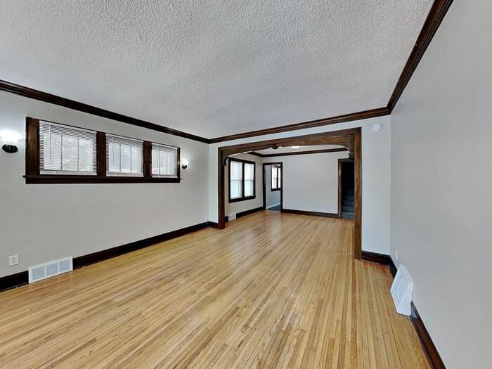 1649 York Ave - Photo 3 of 24