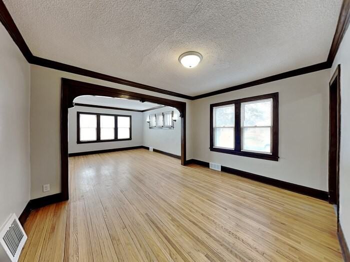 1649 York Ave - Photo 4 of 24