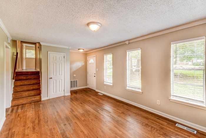 940 Longview Cir - Photo 6 of 11