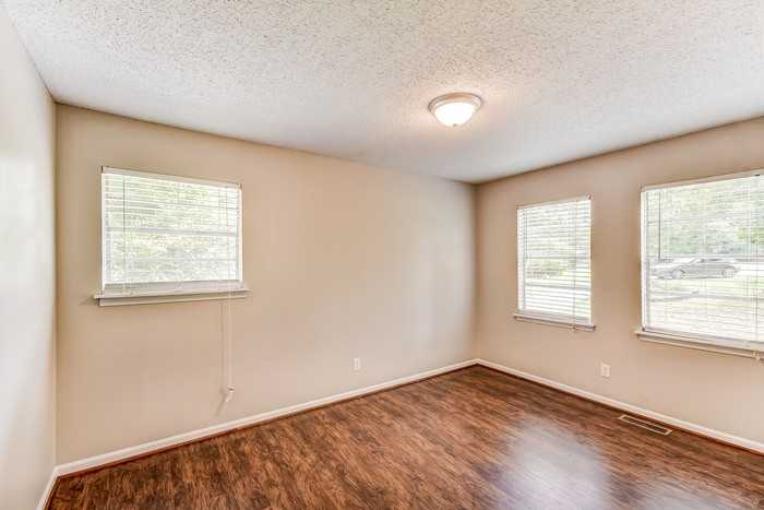 940 Longview Cir - Photo 7 of 11