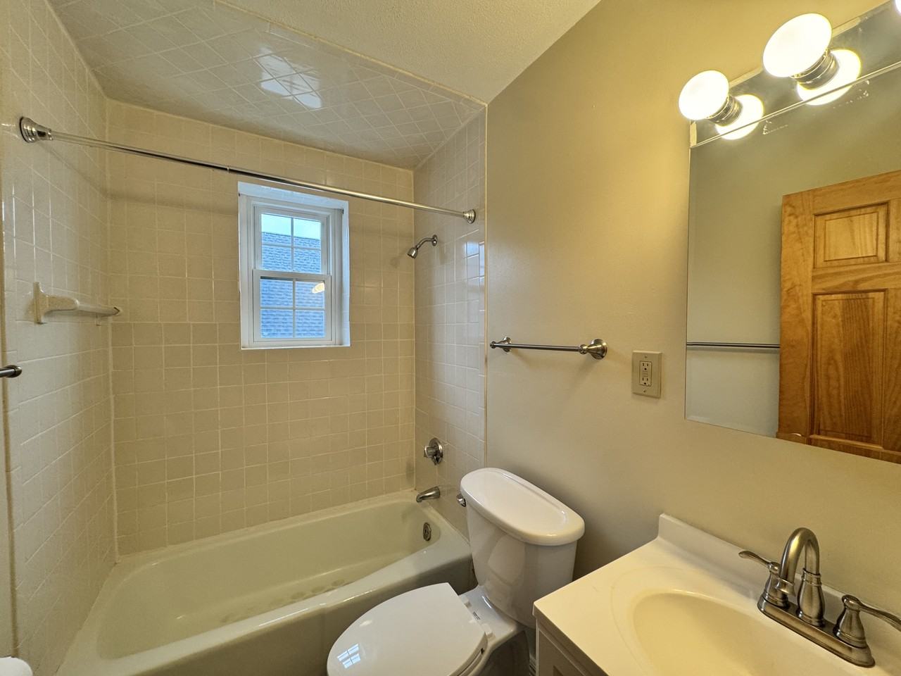 21 Franklin Ave #11 - Photo 3 of 6