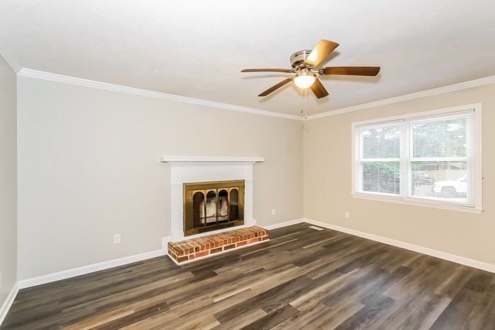 145 Crawford Dr - Photo 4 of 17