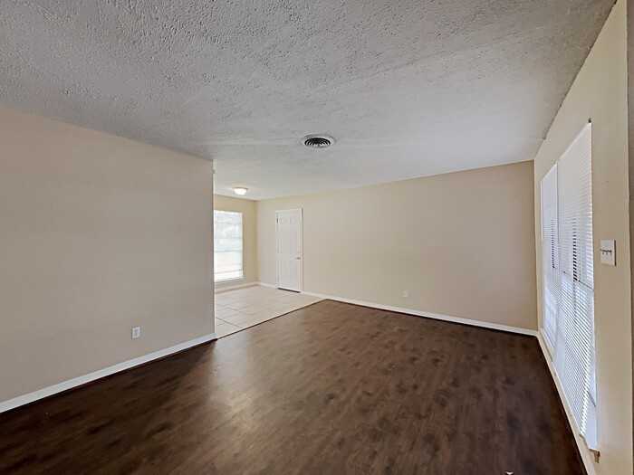 10322 Antrim Ln - Photo 3 of 19