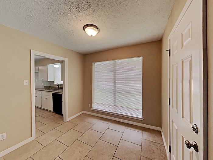 10322 Antrim Ln - Photo 7 of 19