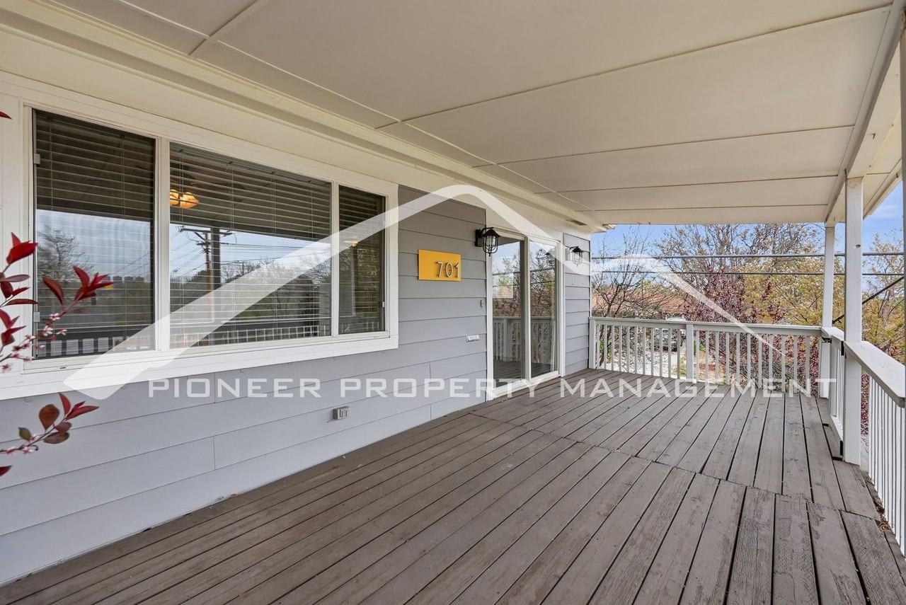 701 S Navajo St - Photo 3 of 26