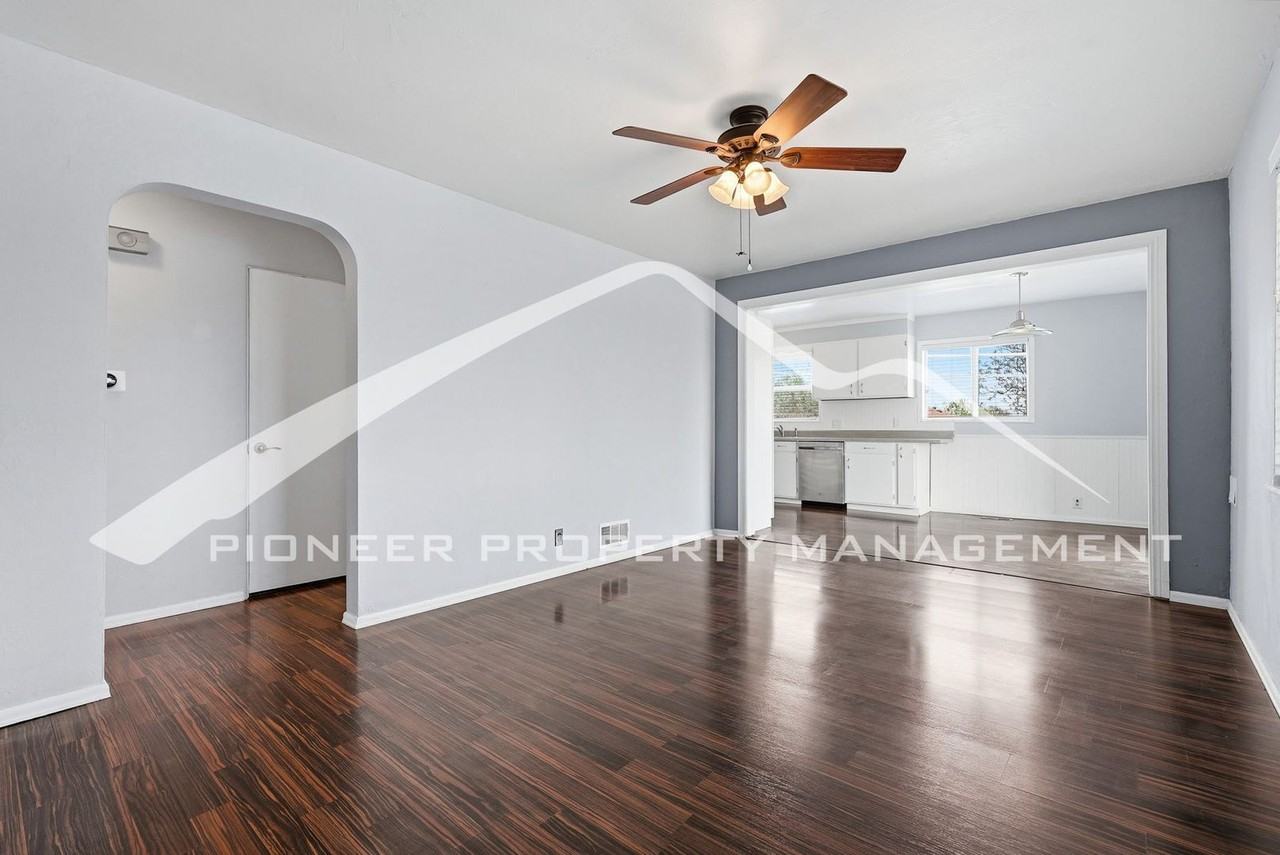 701 S Navajo St - Photo 5 of 26