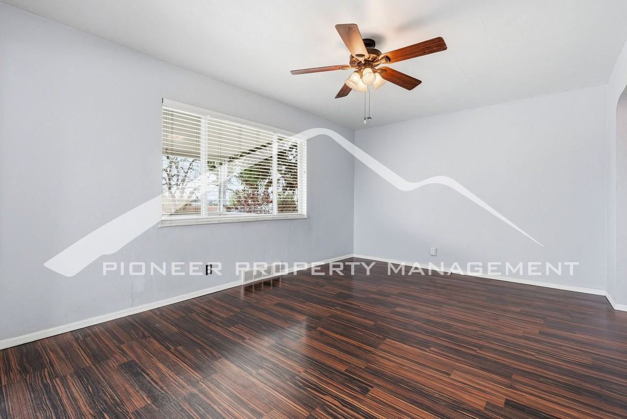 701 S Navajo St - Photo 6 of 26