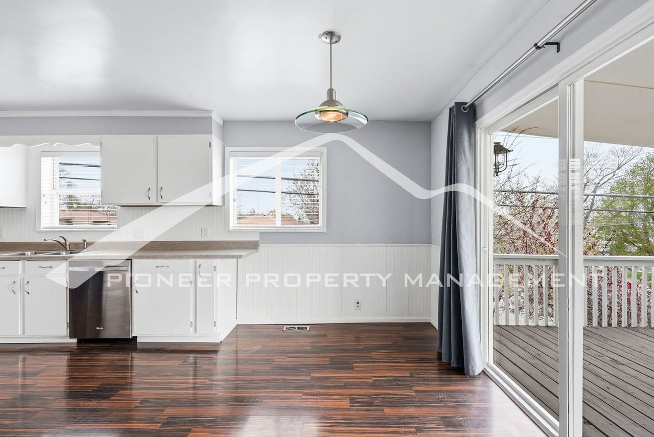 701 S Navajo St - Photo 7 of 26