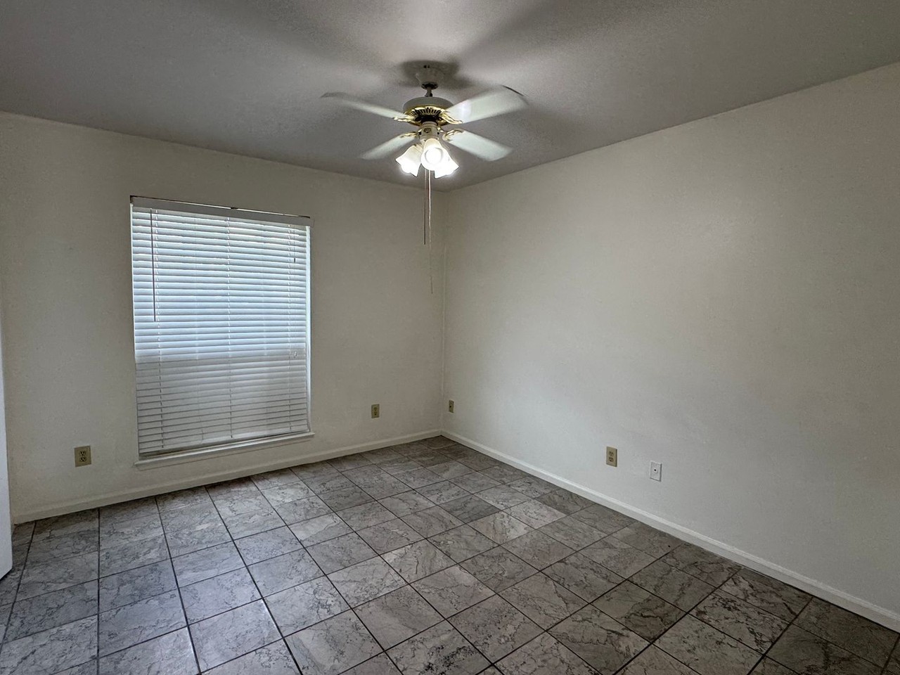 3915 Station Ct S - Photo 6 of 16