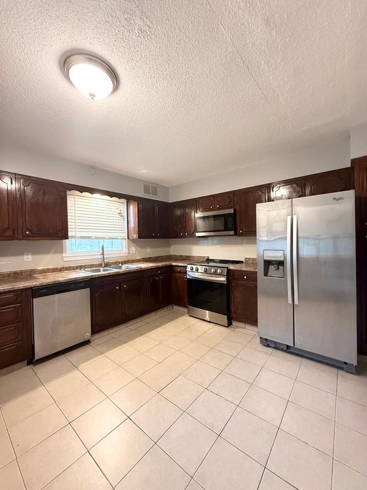 6605 N 65th St - Photo 5 of 12