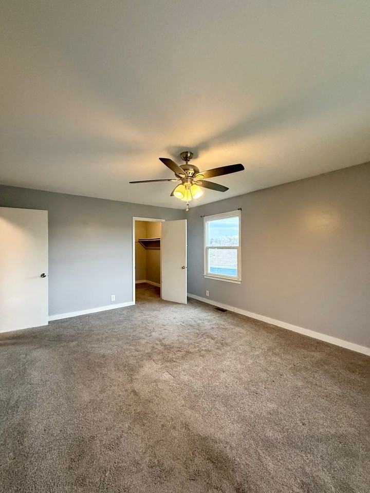 6605 N 65th St - Photo 6 of 12