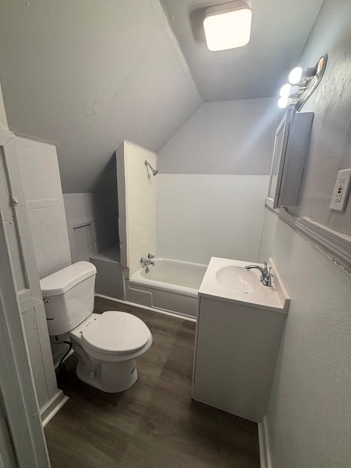 3147 W 54th St - Photo 3 of 6