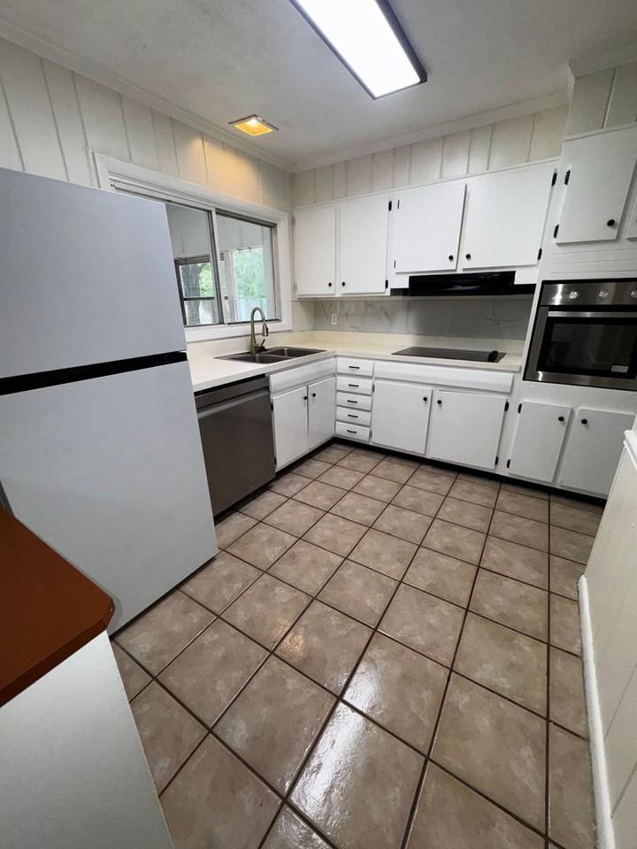 1903 Queens Rd - Photo 7 of 16