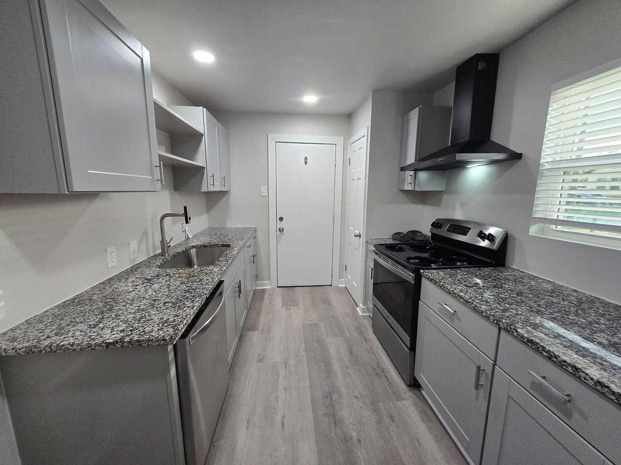 501 Parkdale Ave Apt A - Photo 3 of 16