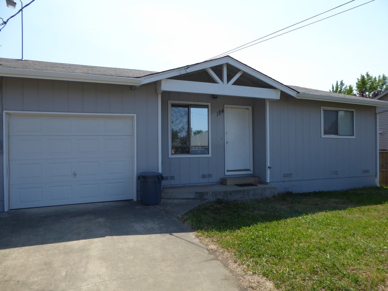 184 Se Gregory Dr - Photo 4 of 12