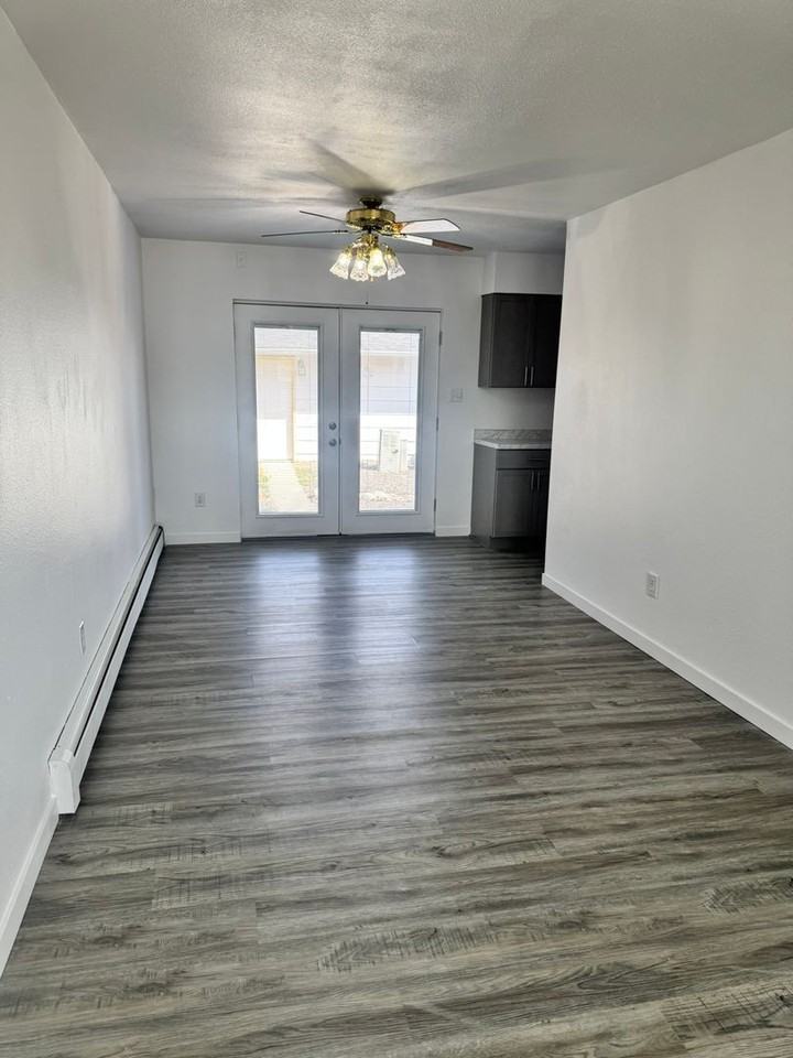 4610 E 13th St - Photo 3 of 11