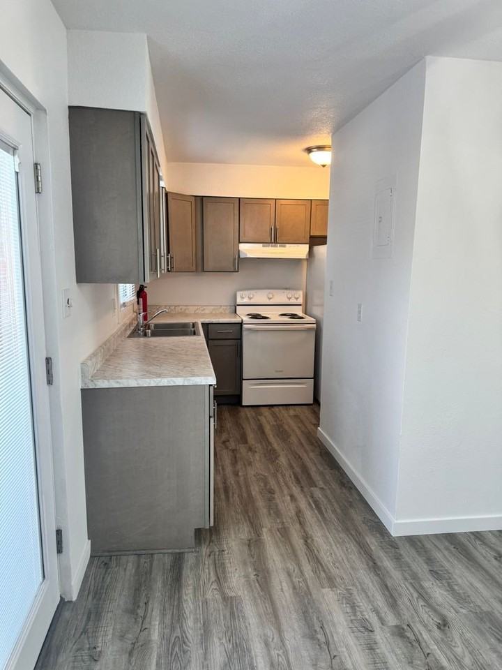 4610 E 13th St - Photo 4 of 11