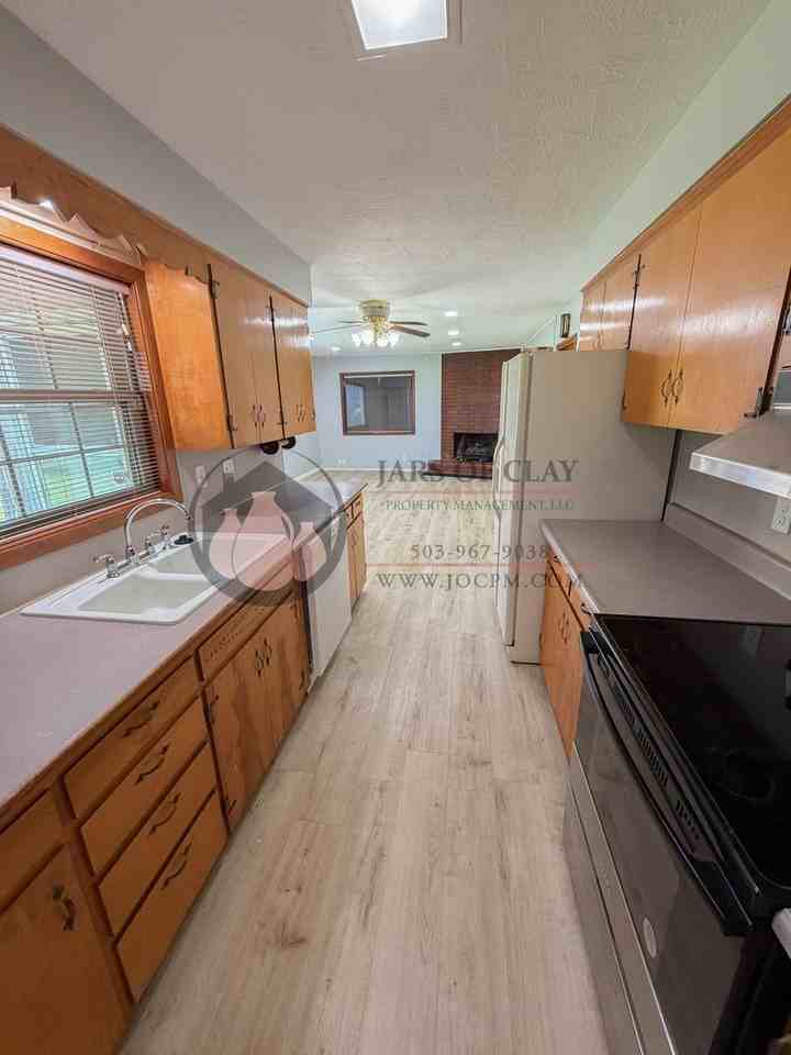 3231 Alberta Ave Ne - Photo 3 of 16