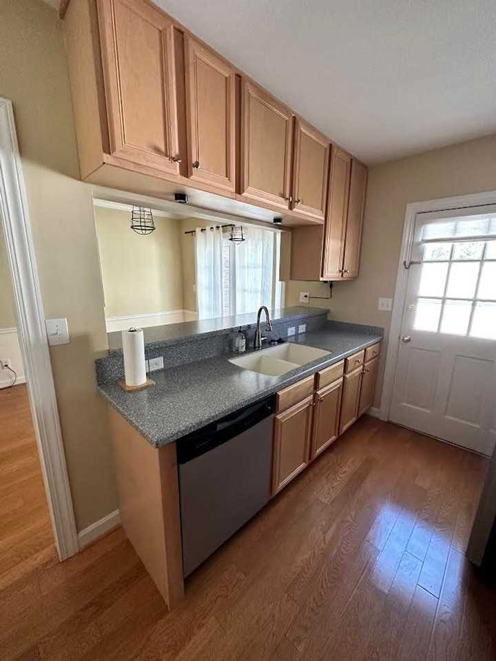 305 Hanover Arms Ct - Photo 3 of 9