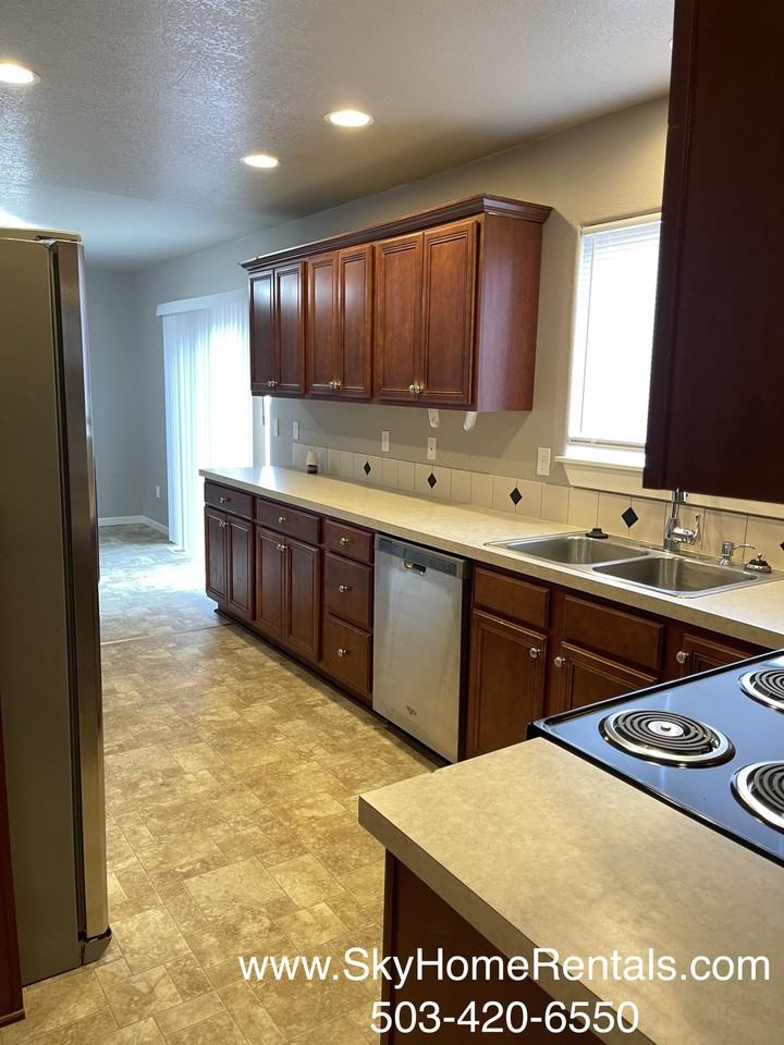 282 Laurine Street Northeast - Photo 7 of 20