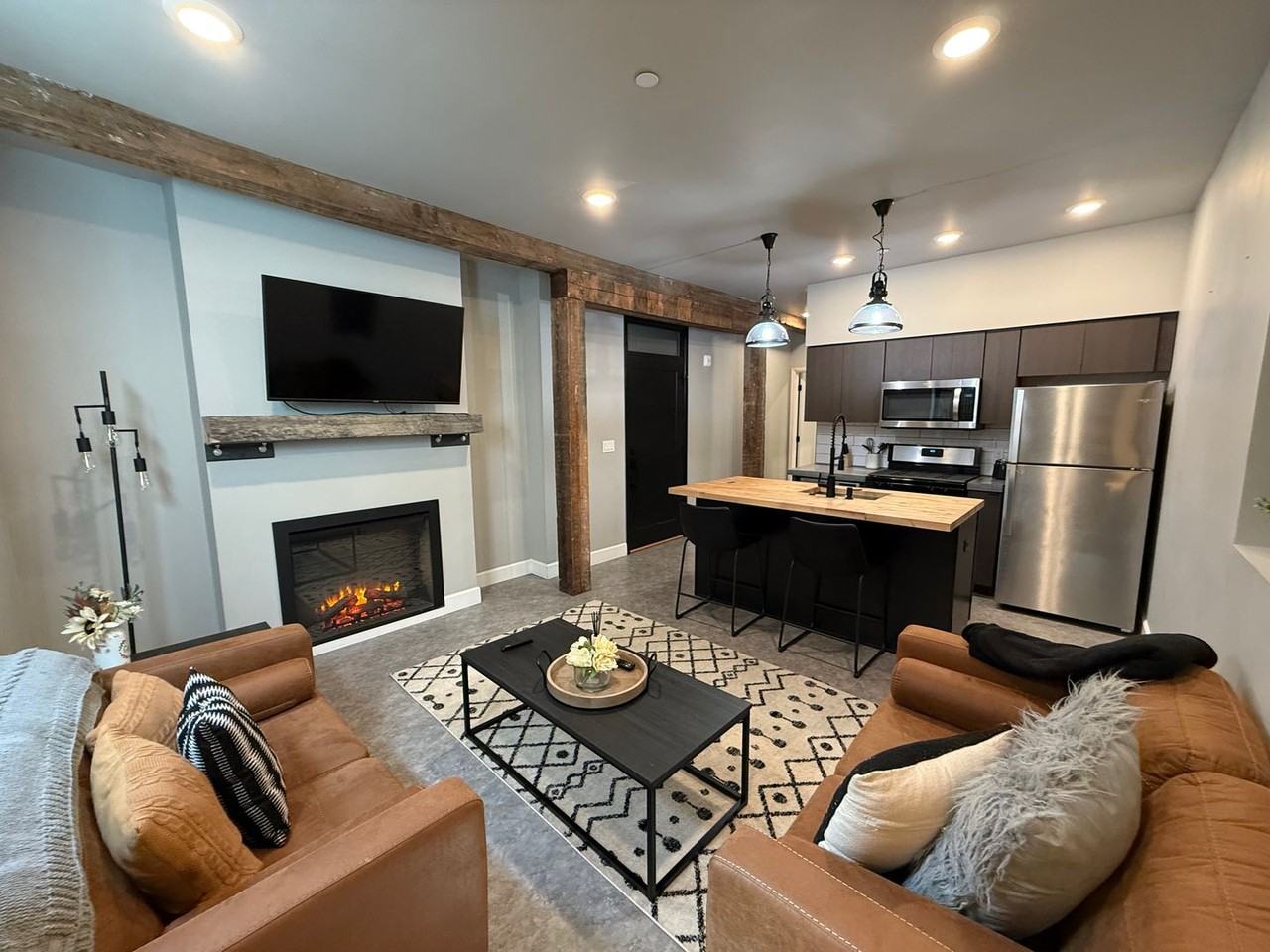 305 N Alaska St - Photo 3 of 20