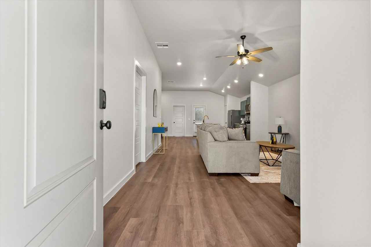 2503 Kenwood Ave - Photo 6 of 32