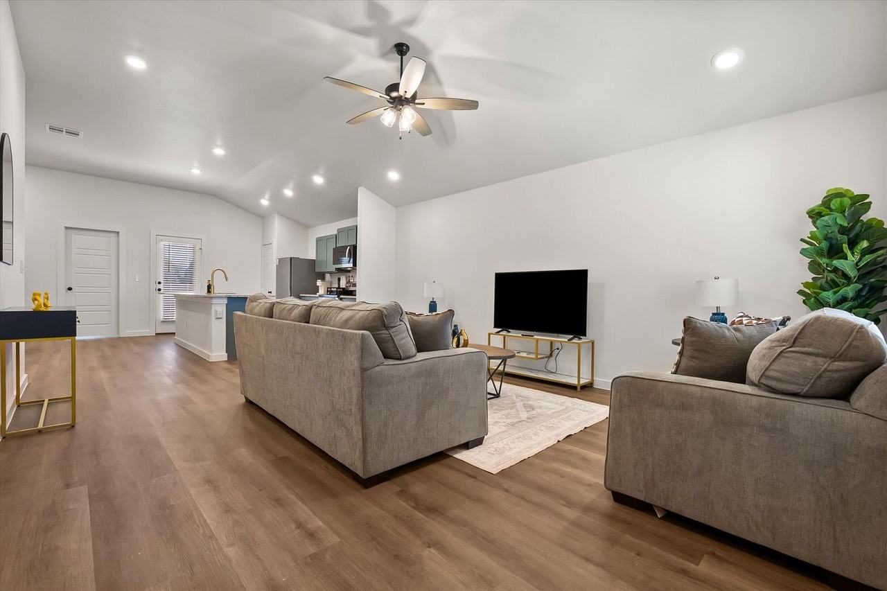 2503 Kenwood Ave - Photo 7 of 32