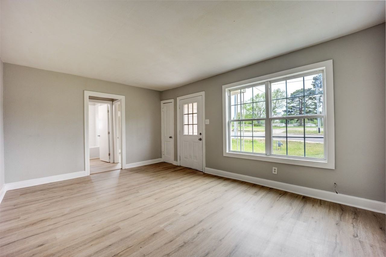 2423 Phoenix Ave - Photo 4 of 18