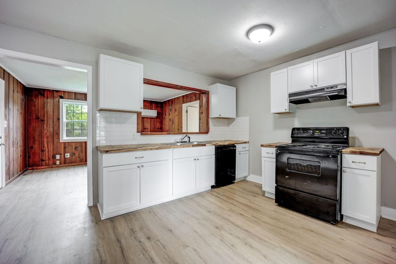 2423 Phoenix Ave - Photo 2 of 18