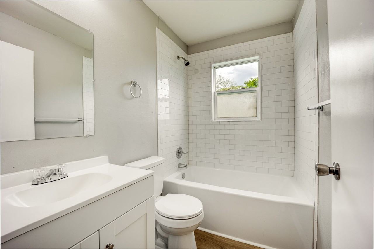 2423 Phoenix Ave - Photo 3 of 18