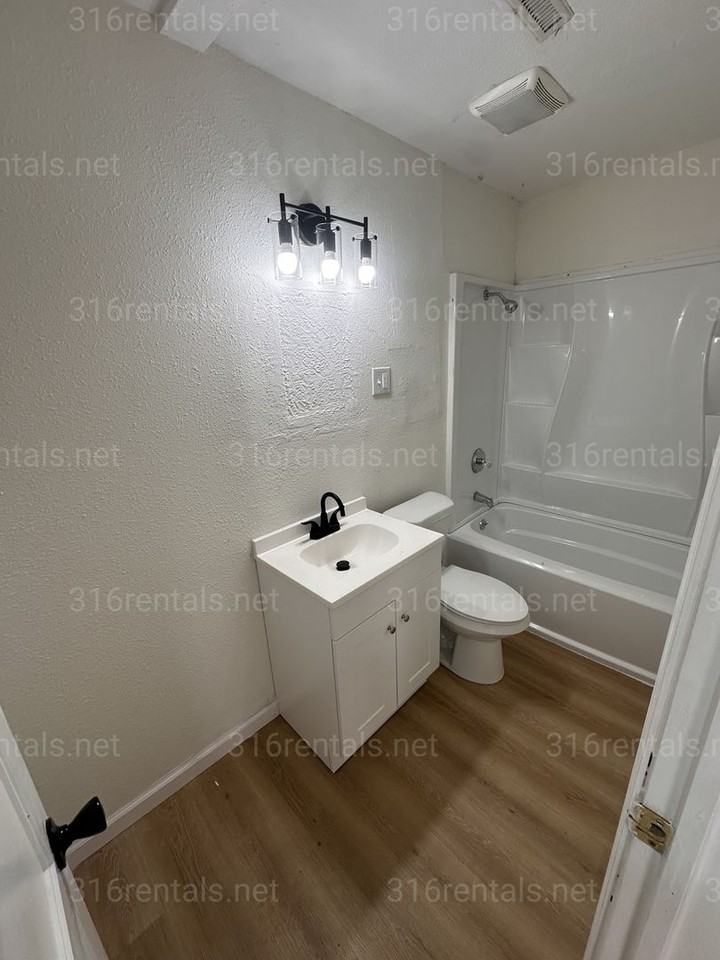 1018 N Volutsia Ave - Photo 4 of 13