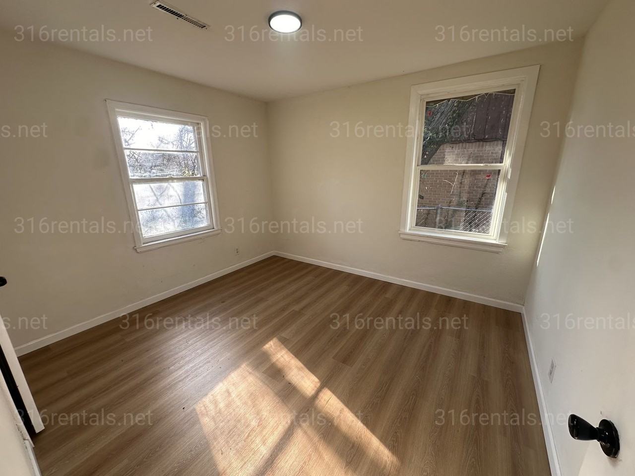 1018 N Volutsia Ave - Photo 5 of 13