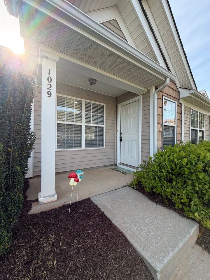 1029 Duncan Chase Ln - Photo 2 of 20