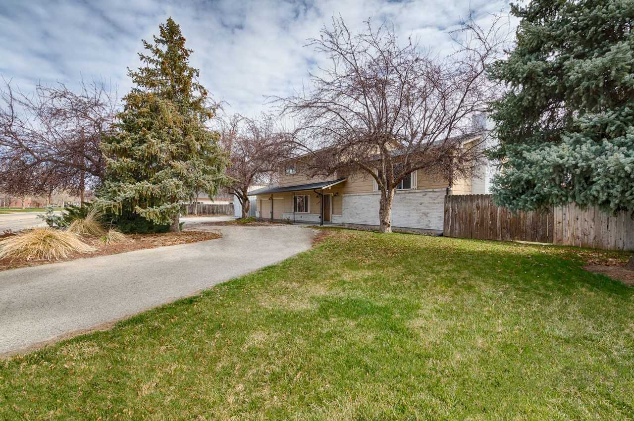 2960 S Apple St - Photo 3 of 38