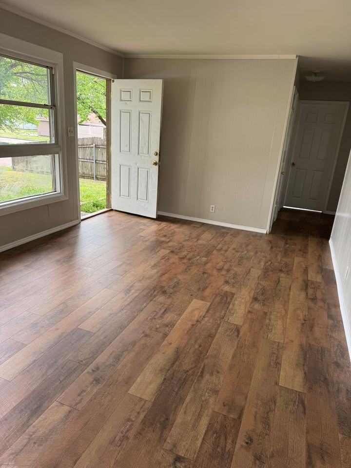 1669 S Hickory Ave - Photo 3 of 11