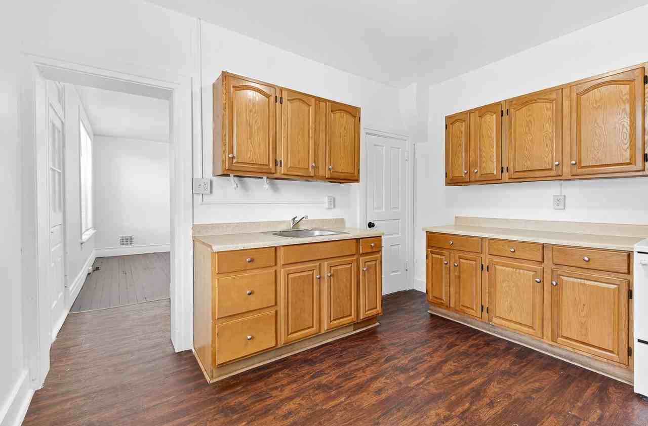 1215 Lehman St - Photo 7 of 39